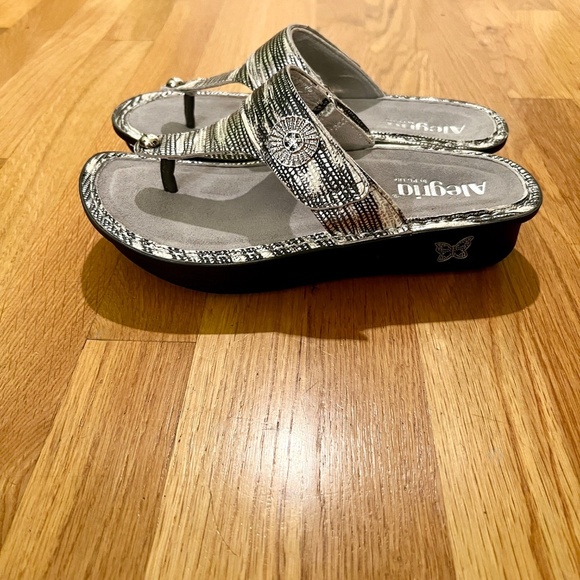 NWOB Alegria Carina Wrapture Thong Sandals in Black Silver Reptile Print 38 or 8 - Picture 3 of 4